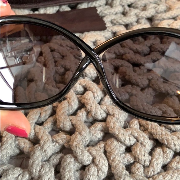 Tom Ford sunglasses comes in box - Picture 5 of 7